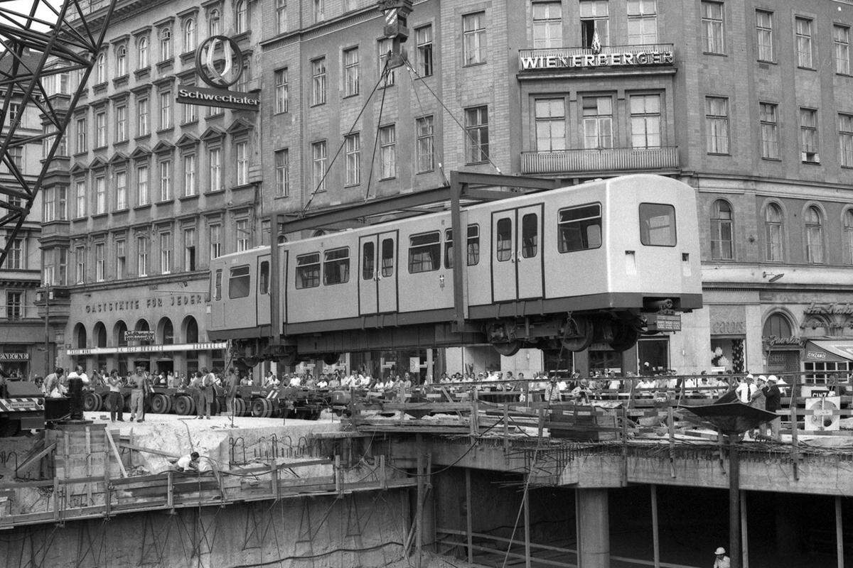 Diese Züge sind teilweise heute noch im Einsatz auf den U-Bahnlinien 1 bis 4, allerdings großteils generalsaniert. Erste Publikumsfahrten auf der U1-Strecke gab es bereits 1973.