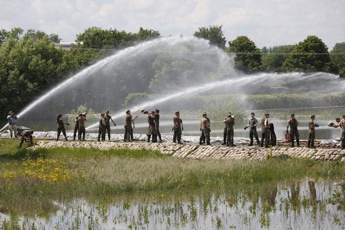 In Niederalteich in Bayern war die Bundeswehr im Einsatz, um einen Damm zu sichern und zu verstärken.