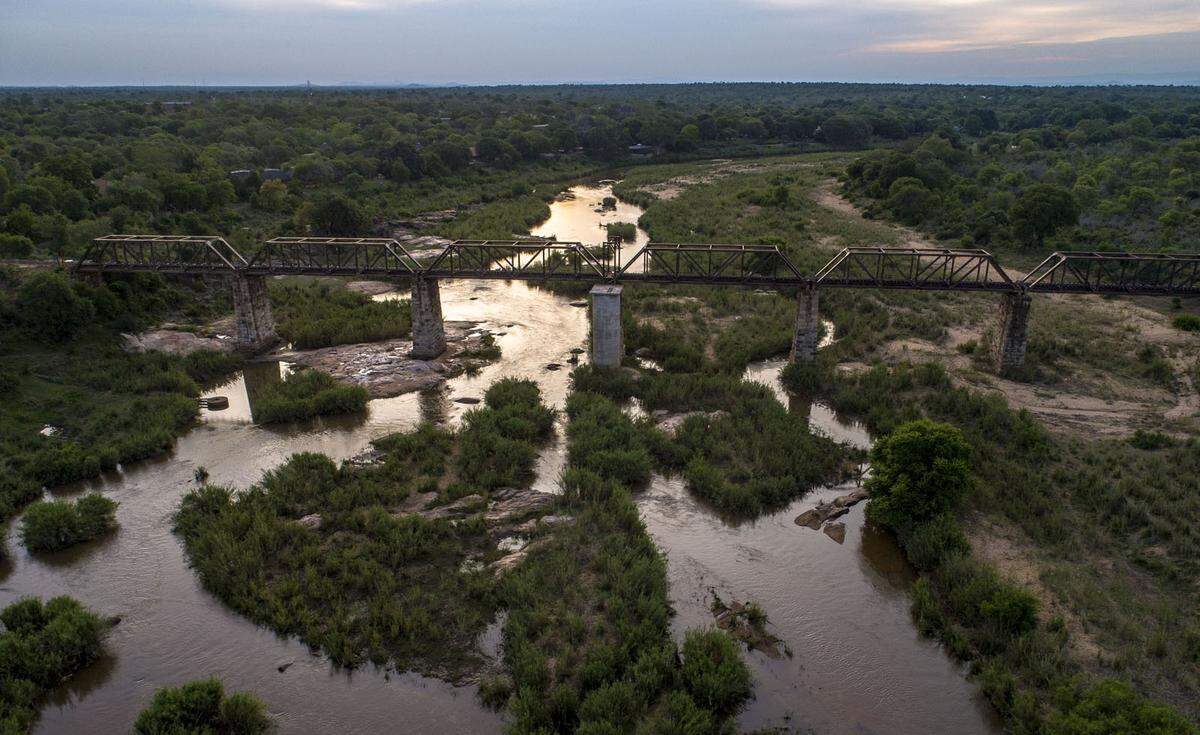 Auf der Bucket-List von Reisefans könnte das neue Hotelprojekt im Krüger Nationalpark, das gerade gebaut wird, nach der Corona-Pandemie ganz oben stehen. Denn das Kruger Shalati ist kein normales Hotel: Es wird sich auf einer Zugbrücke befinden.