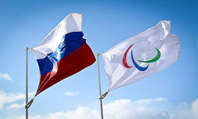 Russische und paralympische Fahne