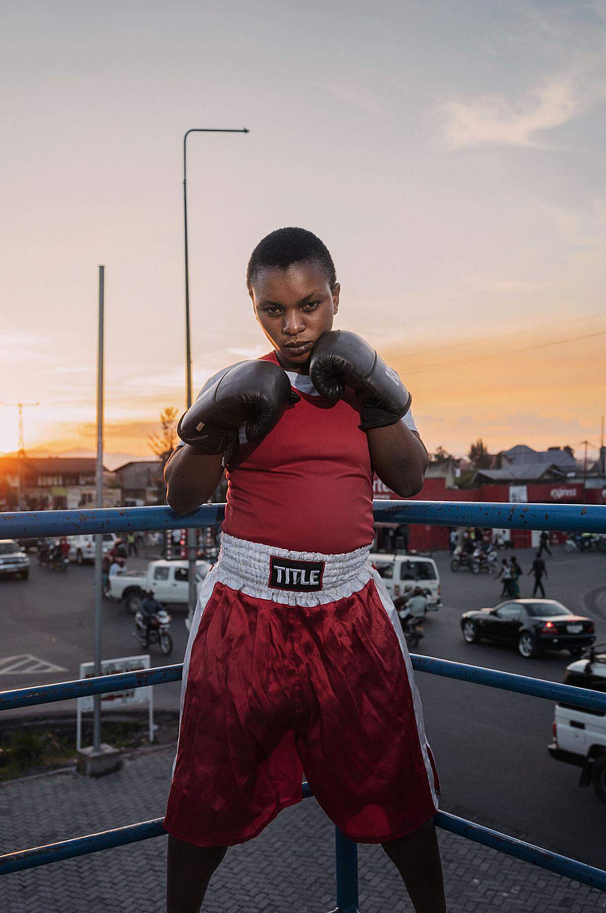 Auf diesem Bild des Italieners Alessandro Grassani ist die 16-jährige Elysèe zu sehen. Sie lebt in der Großstadt Goma im Kongo und gehört einem Boxclub an. "Ich boxe seit zwei Jahren, sagt sie. "Das gibt mir Kraft und den Mut, mich selbst zu verteidigen. Hier gibt es so viel Gewalt, man muss immer bereit sein, schnell zu reagieren." In Goma ist die Zahl der Vergewaltigungen sehr hoch.