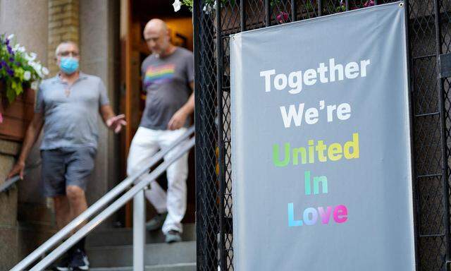 Ein Banner zur Unterstützung homosexueller Ehe vor einer Kirche des Heiligen Franz von Assisi in New York. 