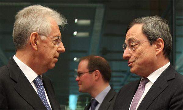 Doch auch in der Euro-Krise beeinflusse Goldman Sachs die Politik, sagen Kritiker. Der Grund: EZB-Chef Mario Draghi war von 2002 bis 2005 Vizechef der Investmentbank. Italiens ehemaliger Regierungschef Mario Monti wurde 2005 zum internationalen Berater der Bank.