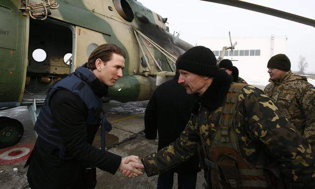 Im Hubschrauber in Richtung Front. Österreichs Außenminister, Sebastian Kurz, auf Besuch in der Ostukraine.