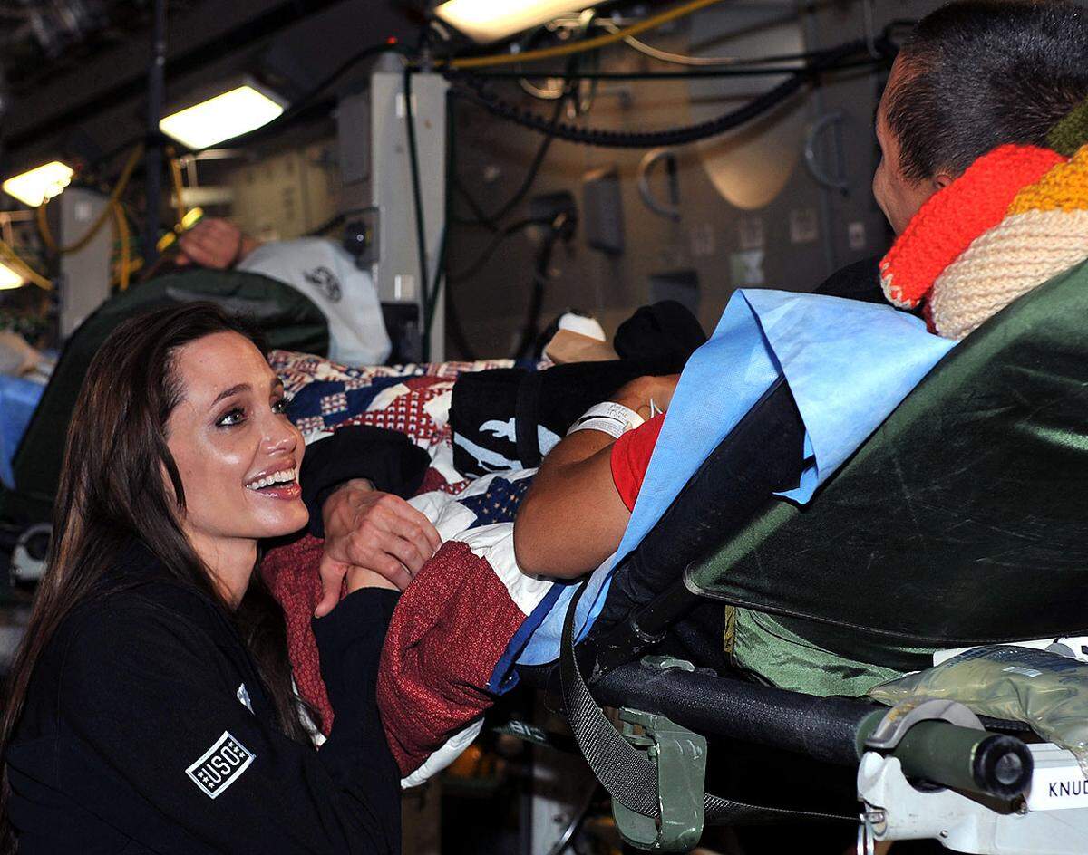 Jolie verabschiedet hier einen verwundeten US-Soldaten, der von der Ramstein Air Base westlich von Kaiserslautern zurück in die USA geflogen wird.