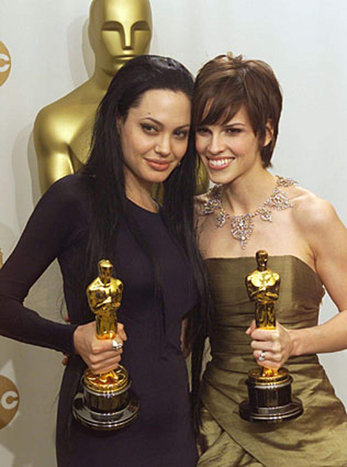 Ist das Morticia aus der "Addams Family"? Nein, es ist Angelina Jolie mit ihrem Oscar für "Durchgeknallt". Furchtlos: Hilary Swank.