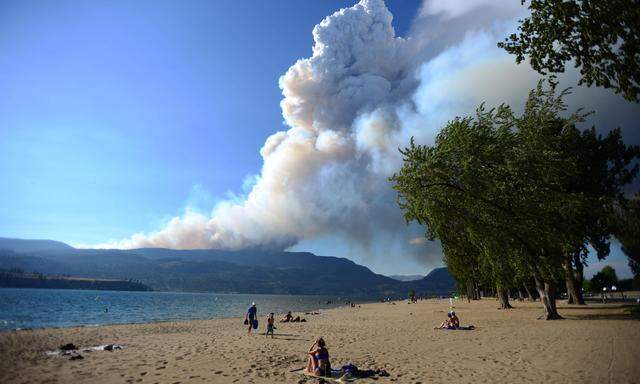 Rauch von Waldbränden, gesehen vom Ufer des Okanagan-Sees. 