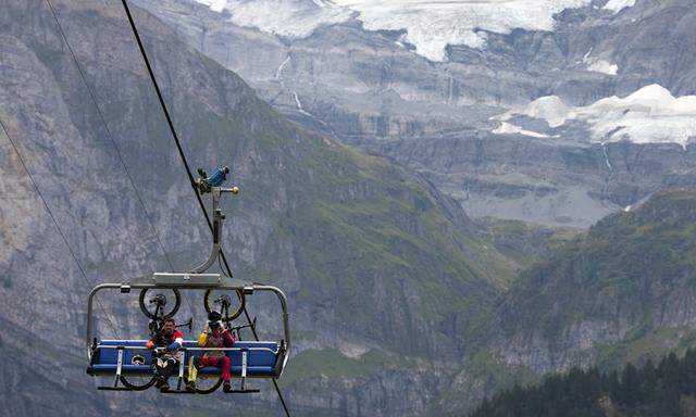 Ob in Sexten im Südtiroler Hochpustertal oder in Fiss im Tiroler Oberland: Die Abhängigkeit von der Einnahmequelle Tourismus prägt das Miteinander. 