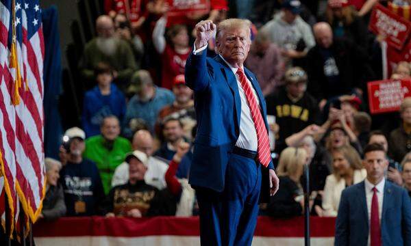 Donald Trump bei einer Wahlkampfrede im US-Staat Iowa anlässlich des dritten Jahrestags des Sturms auf das Kapitol. Am 15. Jänner starten die Vorwahlen der Republikaner.
