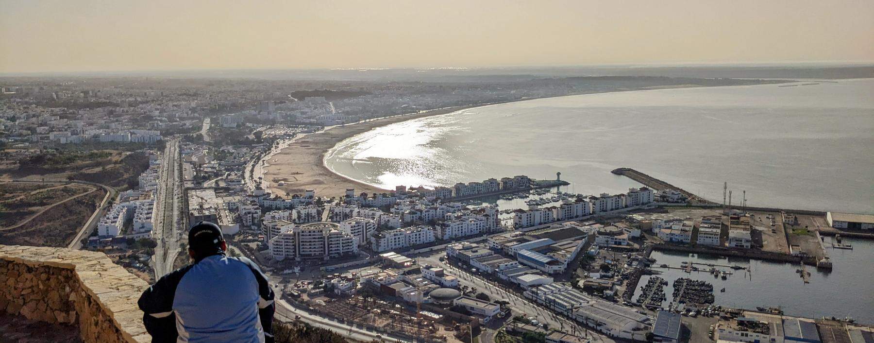 Ausblick von der Agadir Oufella auf den Strand und das Marinaviertel.