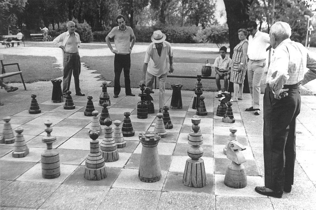 Weniger schweißtreibend geht es an den vier Freiluft-Schachbrettern zu. Obwohl: Der "Presse"-Fotograf vermerkte auf dieser Aufnahme aus dem Sommer 1968, dass sich die Schachpartie "trotz tropischer Hitze" zugetragen habe.