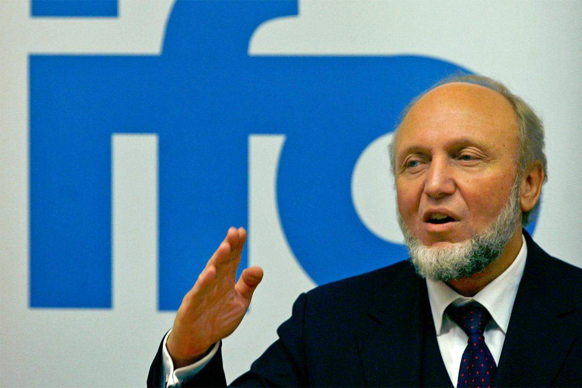 Ifo-Chef Hans-Werner Sinn sagte zu "Reuters TV": "Die Finanzmärkte reagieren ja sehr positiv auf die Beschlüsse von gestern. Da es hier um einen Verteilungskonflikt zwischen den Steuerzahlern Europas und den Investoren geht, ist das eine schlechte Nachricht für die Steuerzahler". Diese seien "zusätzlich in die Haftung genommen worden. Die Zinsen für Griechenland wurden noch weiter unter das Marktniveau gesenkt."