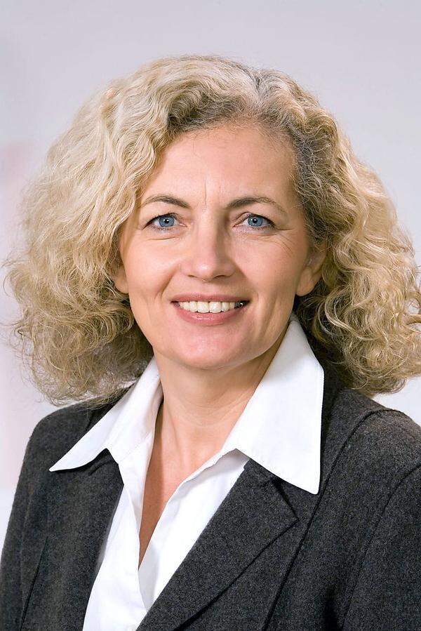 Die Niederösterreicherin Karin Kadenbach ist seit Juli 2009 Mandatarin im EU-Parlament. Sie betreut u. a. den Ausschuss für Umweltfragen und Lebensmittelsicherheit und war Abgeordnete im niederösterreichischen Landtag. Kadenbach war bei 95 Prozent der Votes anwesend.