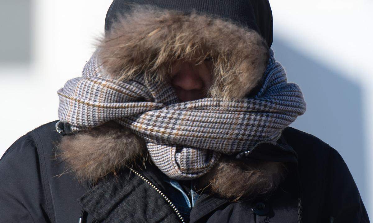 Klimaforscher rechnen aber in den kommenden Jahren mit häufigeren Kälteausbrüchen, wegen der Schwäche des Polarwirbels. Im Bild: Die Minimalausrüstung für alle, die sich in die Kälte begeben müssen.
