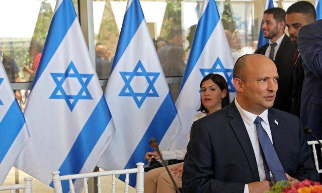 Premierminister Naftali Bennett (hier auf einem Archivbild von Ende Mai) ist Chef einer wackeligen Regierungskonstellation in Israel.