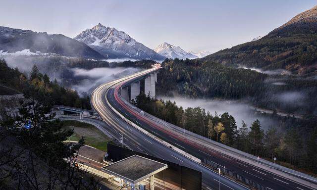 Allein mit Tempolimit und Verkehr lassen sich Österreichs Klimaziele erreichen. Ein Bericht der CCCA-Klimawissenschaftler zeigt, wie die Treibhausgase verringert werden können. 