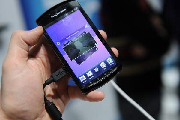 Auf den ersten Blick wirkt das Xperia Play wie ein ganz normales Android-Handy. Mit einem für Sony Ericsson typischen Unterschied: Die Benutzeroberfläche wurde angepasst. Samsung und LG gehen hier ja einen ähnlichen weg, allerdings wirkt der von Sony Ericsson optisch ansprechender. Die Timescape-Software wurde dankenswerter Weise auf ein Widget reduziert.