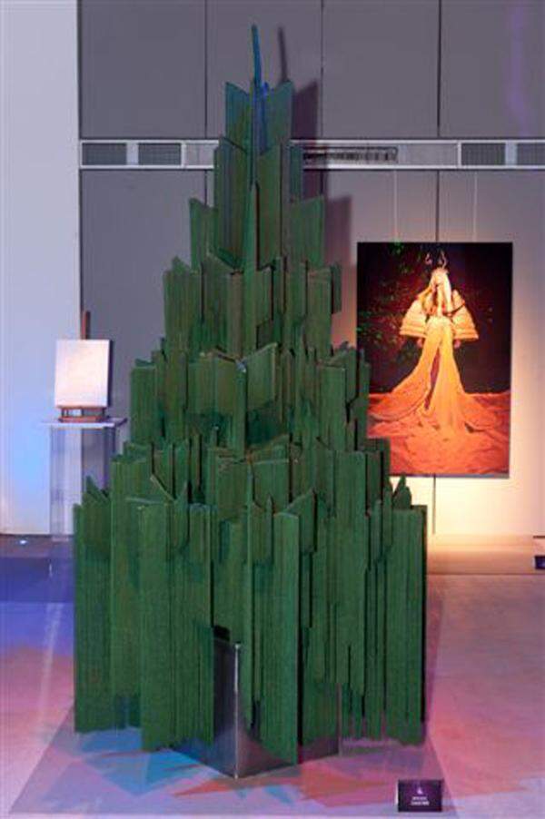Einen Nadelbaum aus Fäden kreierte Jean Paul Gaultier.