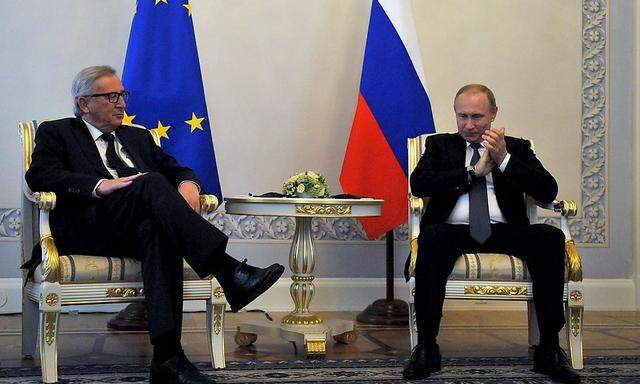 Juncker und Putin bei einer Unterredung in St. Petersburg.