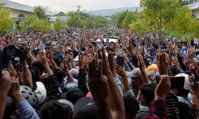 Sicherheitskräfte waren am Wochenende mit erheblicher Gewalt gegen Demonstranten vorgegangen. Diese fordern die Wiedereinsetzung von Aung San Suu Kyi, die am 1. Februar gestürzt und festgenommen wurde. 