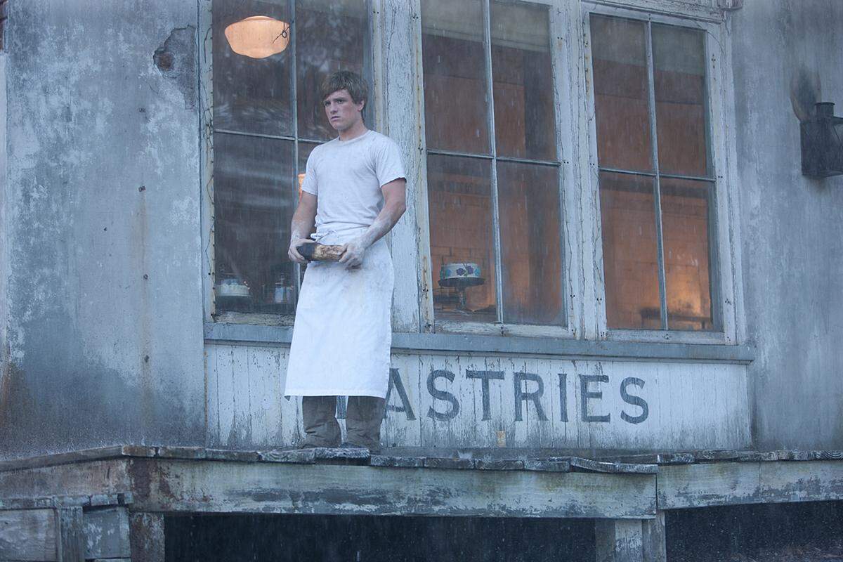 Weicher ist der Held an der Seite von Katniss: Der freundliche Bäckerssohn Peeta Mellark (Hutcherson). Mit dem Jungen verbindet sie ein existentielles Ereignis aus ihrer Vergangenheit.