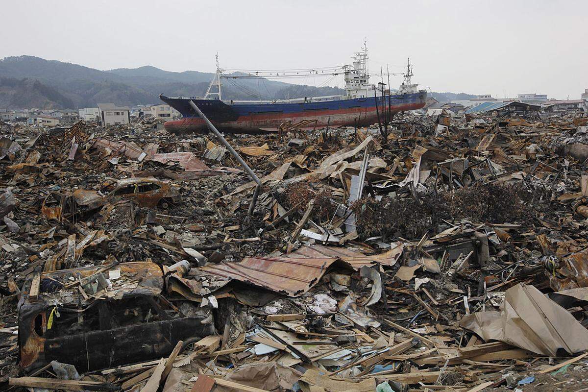 Donnerstag (31. März): Ein Schiff am Trümmerhaufen in Kesennuma.