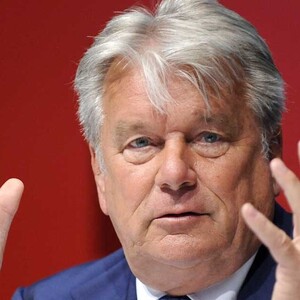 ESSL-SAMMLUNG: HASELSTEINER KAUFT KUNSTSAMMLUNG �BER STIFTUNG: HASELSTEINER