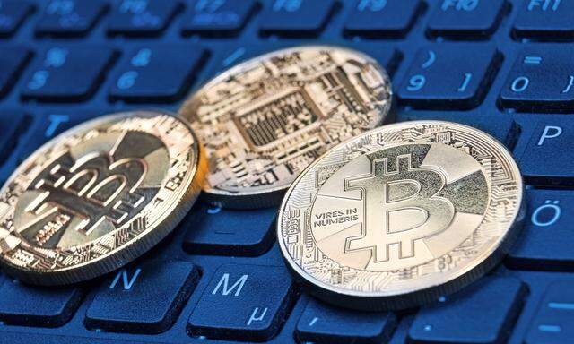 Bitcoin goldene Sammlermuenze der digitalen Cryptowaehrung auf einer Computertastatur virtuelles Z
