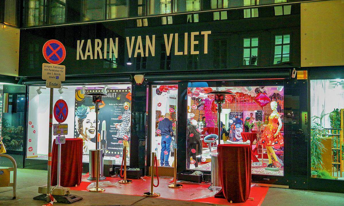 Karin van Vliet. Auf 165 m2 bietet die Makeup- Künstlerin Beautyprodukte, Mode im Fünfzigerjahre-Look, Accessoires sowie Schminkkurse an.  Lugeck 1–2, 1010 Wien.  
