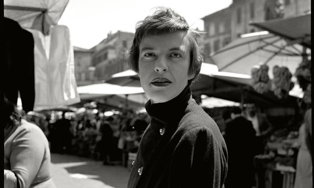 Ingeborg Bachmann auf dem Campo de Fiori, Rom 1954.