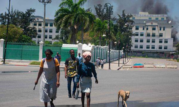Port-au-Prince in Haiti ist ein gefährliches Pflaster. Dieses Bild vom 2. April zeigt Menschen auf der Flucht.