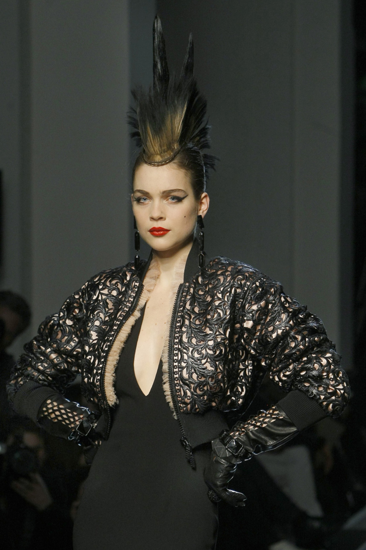 Für Jean Paul Gaultier ist "Punk not dead". Das möchte er zumindest mit seiner Haute Couture demonstrieren.