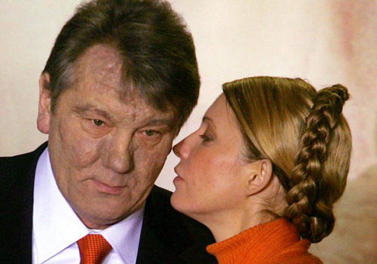 Bis dahin hatte sie sich zudem mit dem zweiten Revolutionshelden, Präsident Viktor Juschtschenko, überworfen. Der Streit zwischen den beiden ehrgeizigen Repräsentanten des orangen Lagers setzte sich auch nach dem erneuten Wahlsieg der Reformer im März 2006 fort.