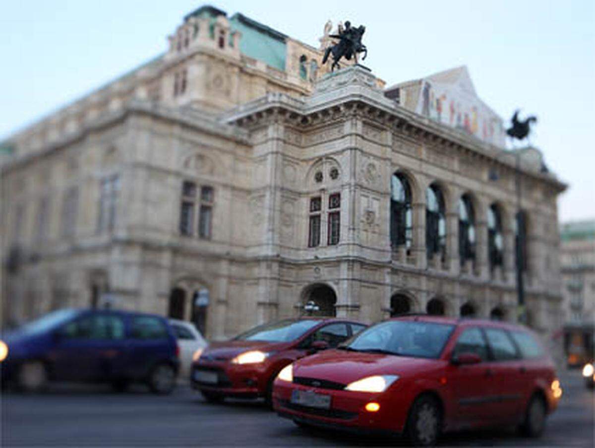 Manchmal bleibt die Botschaft einer Aussendung ganz und gar rätselhaft. Im Titel einer Mitteilung, mit der FPÖ-Gemeinderat Toni Mahdalik eine City-Maut für Wien "klar und deutlich ablehnt", heißt es kryptisch: "City-Maut kommt gleich nach dem Häuser anzünden". 