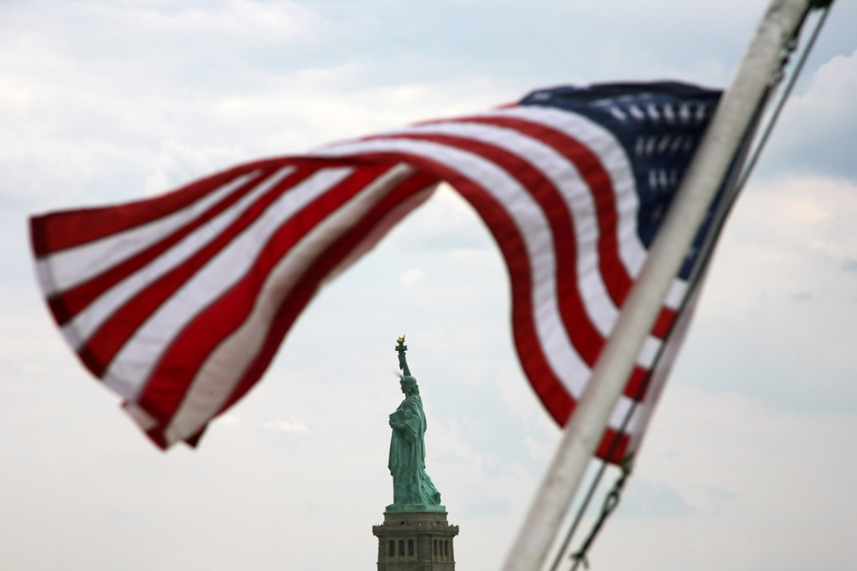 Der Staat pumpt nur ein Prozent des BIP in die Unis. Privatspenden und Stiftungen staffieren die Unis mit weiteren zwei Prozent aus. Der Rest kommt von den Studenten: Eine Spitzenausbildung ist teuer. Selbst staatliche Hochschulen wie Berkeley in Kalifornien verlangen 30.000 Dollar pro Jahr. Die Unis bieten Stipendien ab, bis zu einem Zehntel der Studenten sind völlig gebührenbefreit.