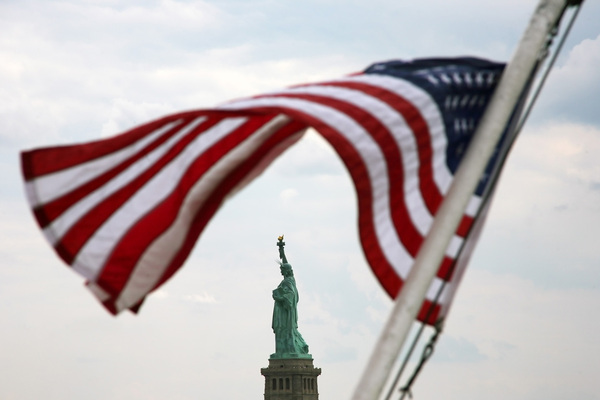 Der Staat pumpt nur ein Prozent des BIP in die Unis. Privatspenden und Stiftungen staffieren die Unis mit weiteren zwei Prozent aus. Der Rest kommt von den Studenten: Eine Spitzenausbildung ist teuer. Selbst staatliche Hochschulen wie Berkeley in Kalifornien verlangen 30.000 Dollar pro Jahr. Die Unis bieten Stipendien ab, bis zu einem Zehntel der Studenten sind völlig gebührenbefreit.