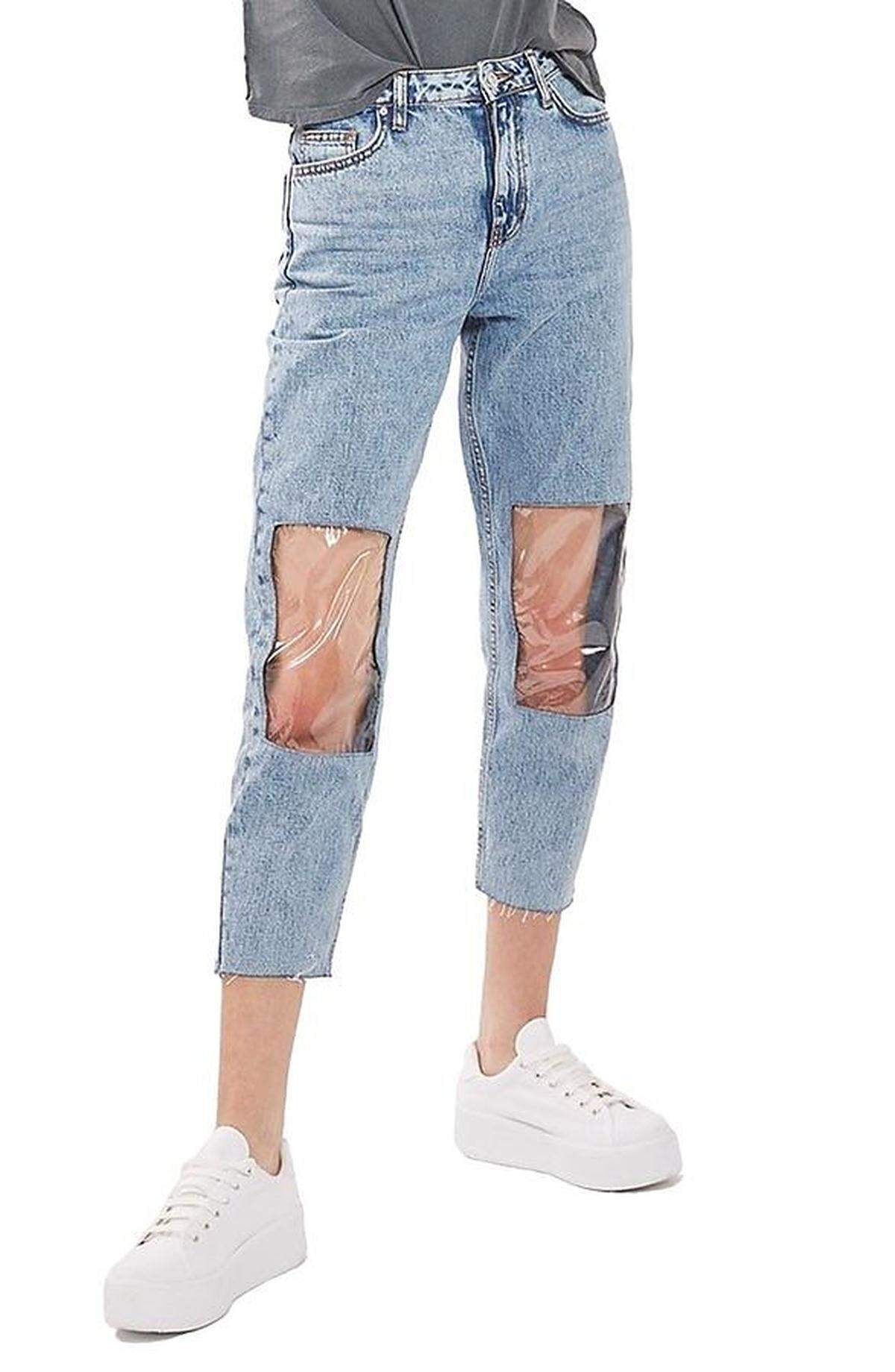 Nordstrom musste sich auch Klagen der Kunden anhören, als diese Jeans von Topshop verkauft wurden: zwar im wieder modernen "Mom"-Schnitt, aber mit Sichtfenstern aus Plastik auf Höhe der Knie - um 92 Euro.