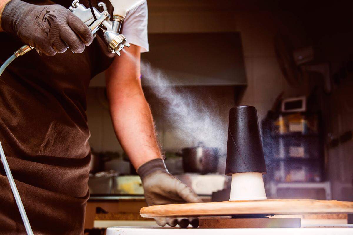 Die Rezeptur für die Masse ist patentiert. Die grobporige Oberfläche wird am Ende noch verfeinert.