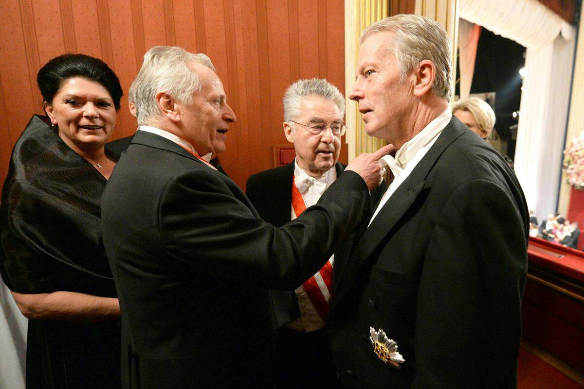 Auch Österreichs Staatsoberhaupt Heinz Fischer, der von Nationalratspräsidentin Doris Bures (SPÖ) begleitet wurde, besuchte das Event. "Die Eröffnung ist jedes Mal ein Erlebnis", es seien "sehr, sehr gute Leute an der Arbeit". Ehefrau Margit Fischer musste sich wegen einer überstandenen Blinddarm-Operation sowie einer starken Verkühlung entschuldigen, "aber lasse sie grüßen", so Heinz Fischer.