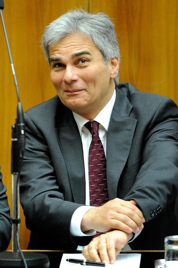 Österreichs Bundeskanzler tritt praktisch außer Konkurrenz an: Mit einem Brutto-Jahresgehalt von 285.600 Euro ist Werner Faymann zwar der Spitzenverdiener unter Europas Regierungschefs, allerdings fehlen ihm viele steuerliche Begünstigungen, ein Vergleich wäre irreführend.