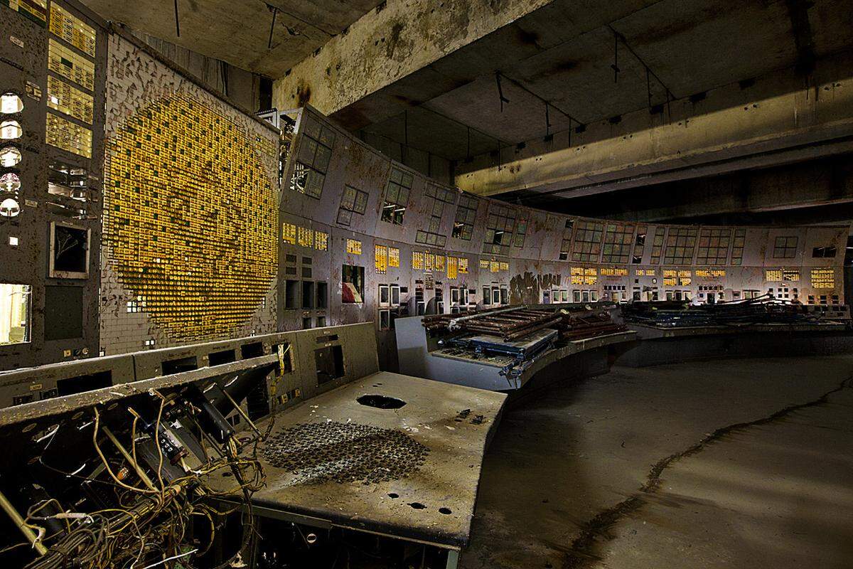 Ein Sarkophag umschließt den den Unglücksreaktor. Hier im Kontrollraum des Reaktors 4 wurden die Fehler begangen, die die verheerende Reaktorschmelze auslöste. Die Arbeiter gehen hier durch.  (c) Gerd Ludwig/ Institute/ Edition Lammerhuber