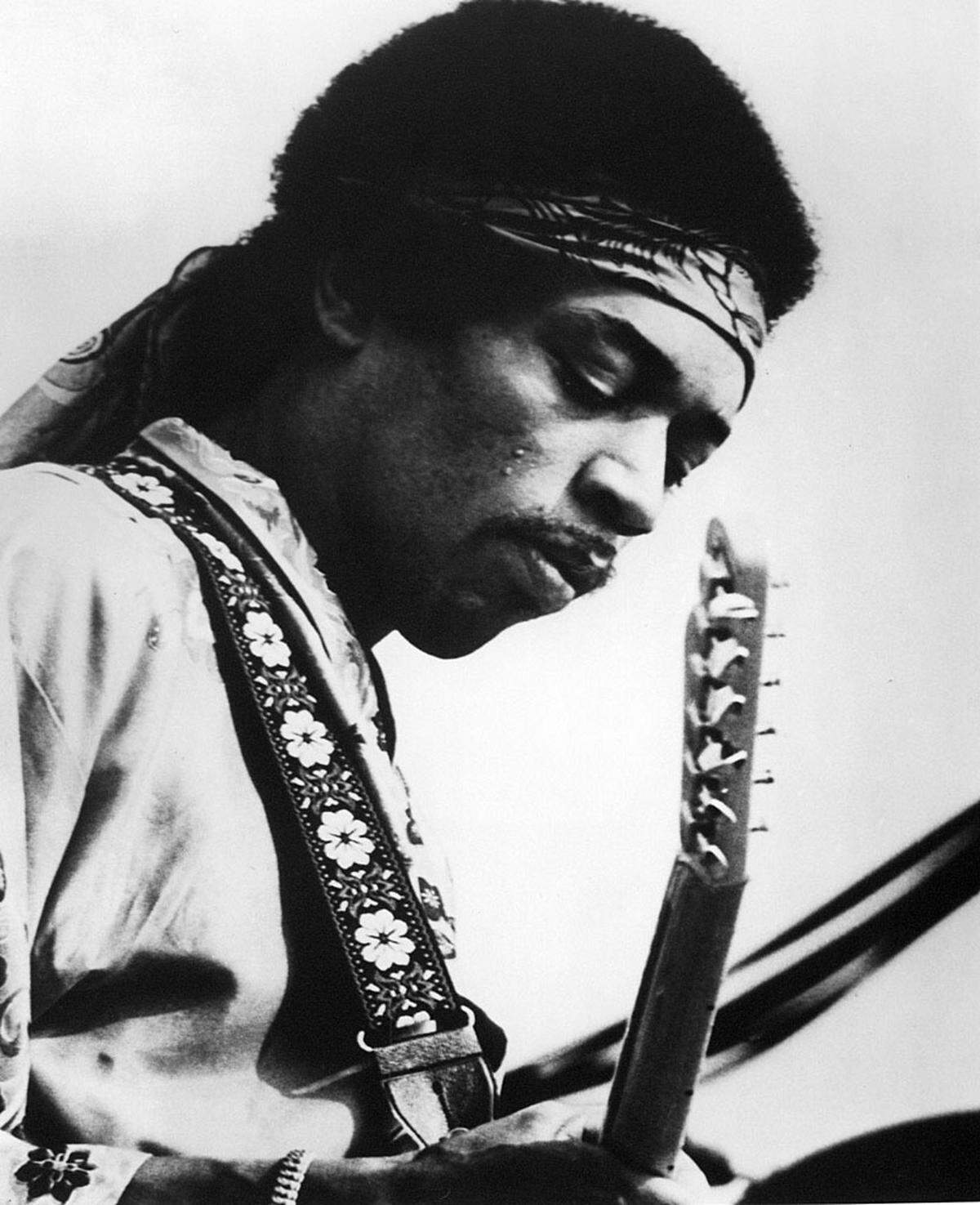 Jimi Hendrix hat vor seinem Tod nur drei Alben veröffentlicht, seine Songs prägen den Rock bis heute, auch seine surreale Texte, wie etwa "Excuse me, while I kiss the sky" aus "Purple Haze". Frei war auch seine Rechtschreibung: Aus "child" machte er einfach "chile".  Als großer Bewunderer von Bob Dylan interpretierte er auch seinen Song "All Along the Watchtower" - niemand hätte es besser machen können.