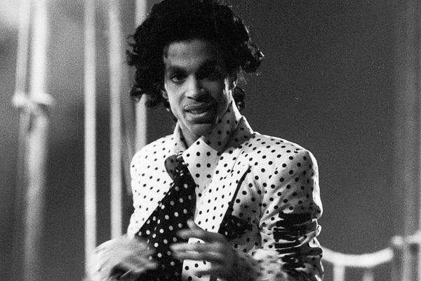 "Don't make me black!", rief Prince 1977 in einem Gespräch mit Lenny Waronker, damals Talentesucher beim Majorlabel Warner, aus. Seine Musik sollte sich allen Kategorien widersetzen.