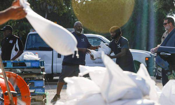 In der Stadt Tampa, Florida, werden Sandsäcke befüllt.