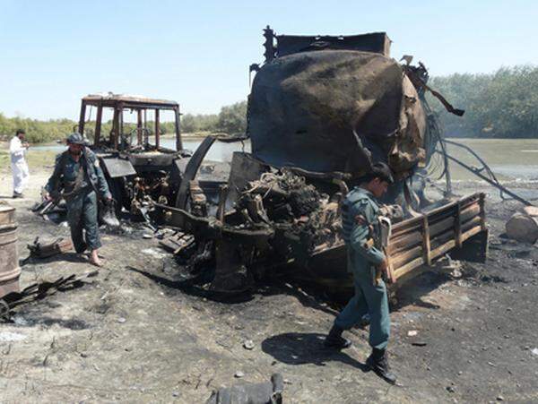 Bei dem Angriff auf zwei entführte Tanklastwagen im Einsatzbereich der deutschen Bundeswehr in Afghanistan wurden, Nato-Informationen zufolge bis zu 142 Menschen getötet - die genaue Opferzahl war nicht mehr zu ermitteln.