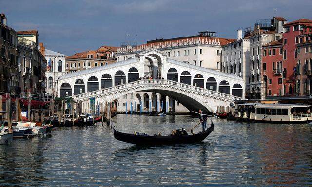 Die Touristenhochburg Venedig gehört zu jenen Gebieten Norditaliens, die unter Quarantäne gestellt wurden. Der Blick auf eine menschenleere Rialtobrücke hat Seltenheitswert.