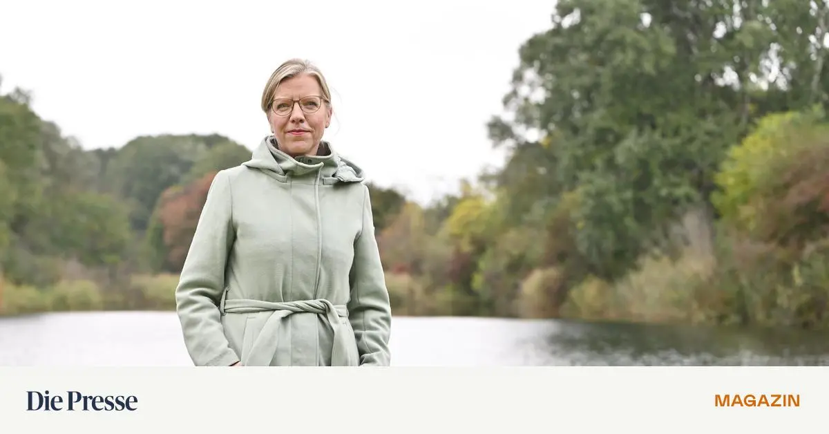 Mit-Gr-nen-Chefin-Leonore-Gewessler-in-der-Lobau-premium-