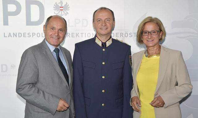  (v.l.) Innenminister Wolfgang Sobotka (ÖVP), Konrad Kogler und Landeshauptfrau Johanna Mikl-Leitner (ÖVP)