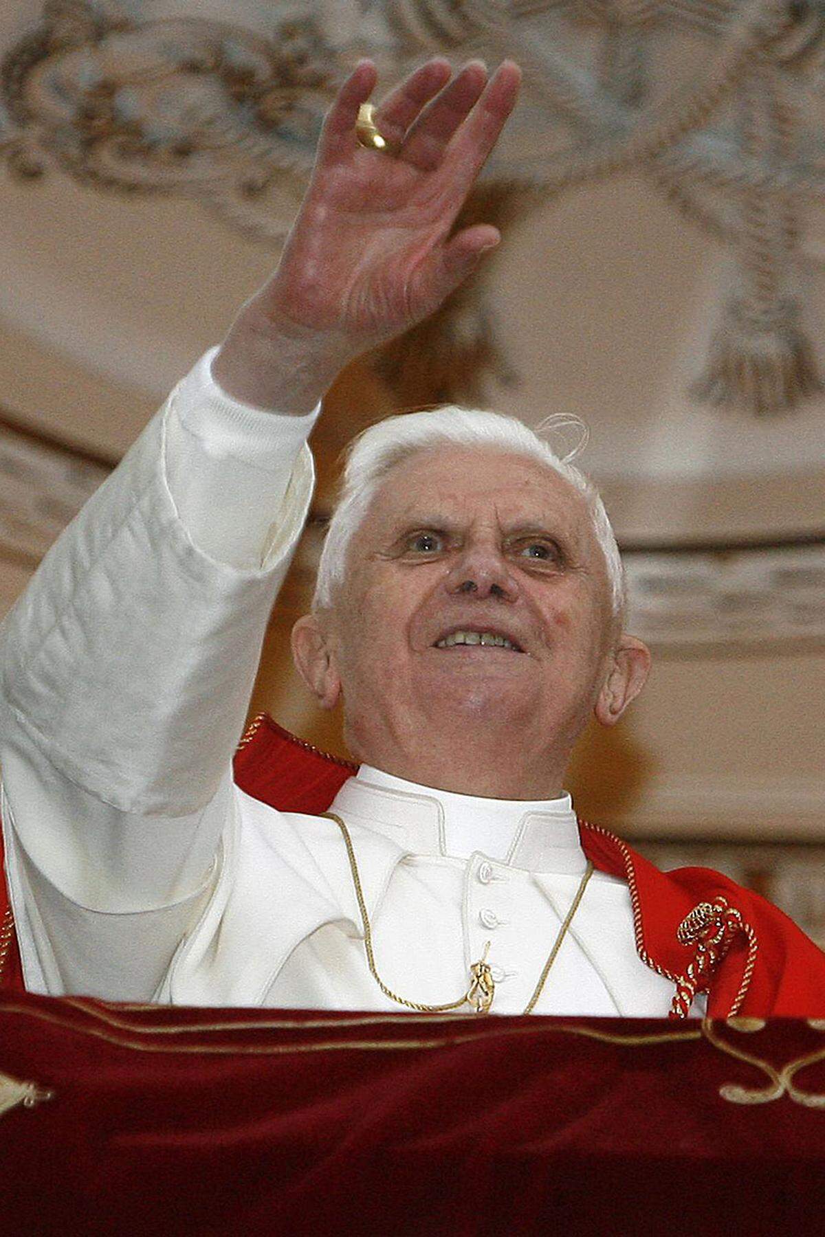 Seine Abkehr vom harten Kritiker hin zu einem Papst des Volkes spiegelte sich auch in seiner Geburtstagsfeier am 16. April 2007 wider. Im Vatikan wird traditionell der Geburtstag nicht begangen. Die Katholiken feiern Namenstag, die Evangelischen Geburtstag und damit basta, hieß es jahrzehntelang im Vatikan. Das hat sich mit Benedikt XVI. geändert. Er feierte seinen 80er mit einem großen Essen und einem Konzert. Und am nächsten Tag wurde eine Messe am Petersplatz gelesen.