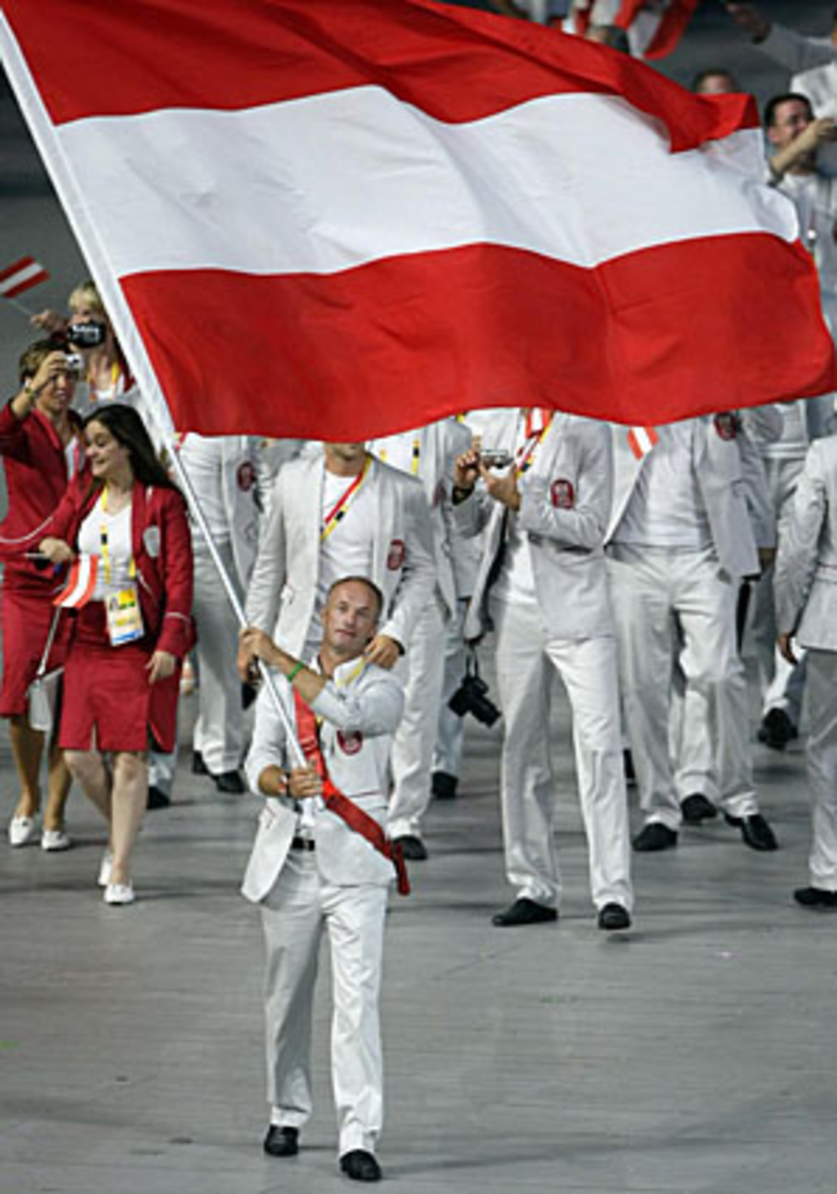 Um 22:53 Uhr Ortszeit war es soweit: Österreichs Olympia-Team, angeführt von Hans Peter Steinacher zog in das Nationalstadion ein.
